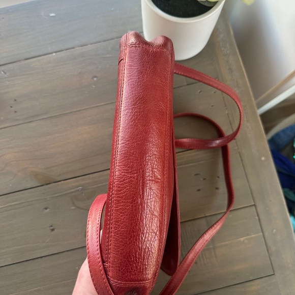 Vibrant Red Leather Crossbody Bag with Adjustable Strap - Picture 3 of 4